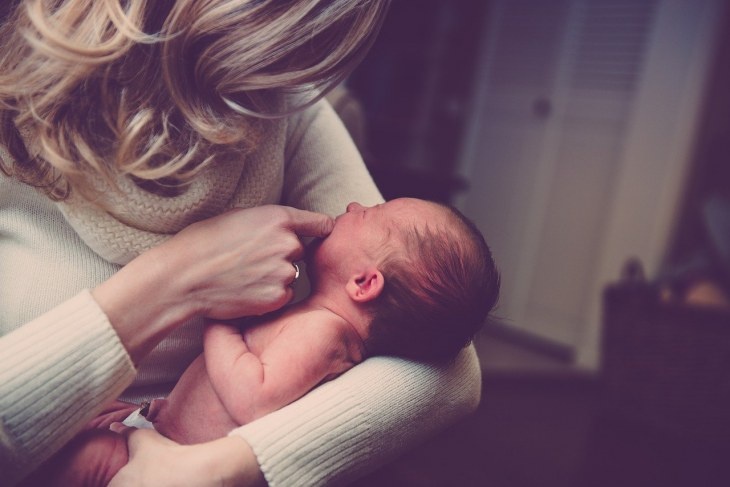 В соцсетях нашли универсальный способ успокоить плачущего младенца