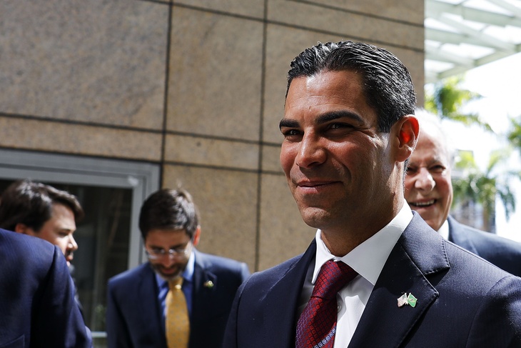 Мэр Майами заразился коронавирусом после встречи с президентом Бразилии Болсонару