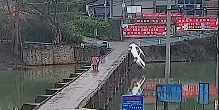 Китаец сдал экзамен на права и через 10 минут утопил машину в реке
