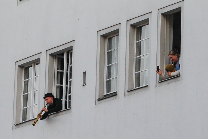Любая помощь кстати: немцы поддерживают друг друга на карантине реальными делами, в соцсетях и на балконах