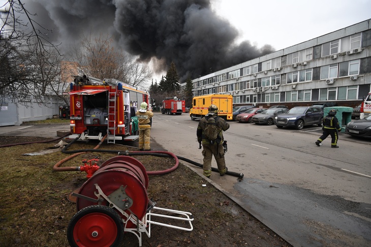 Пятиэтажка горит в Магнитогорске после взрыва газа