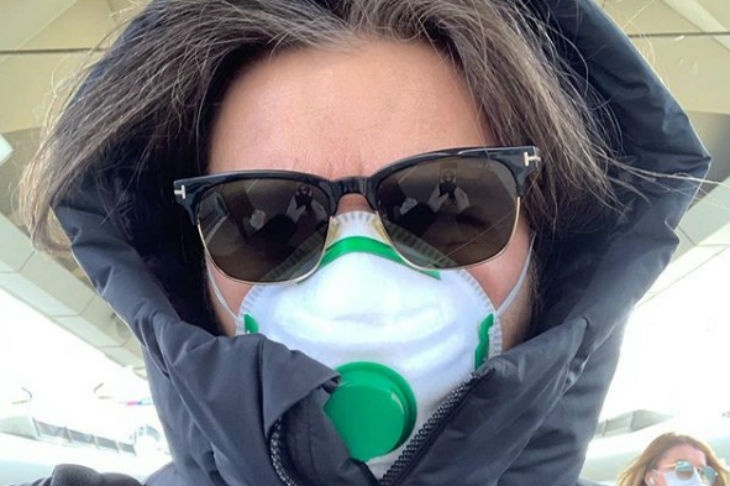 Дмитрий Маликов вышел на улицу в маске