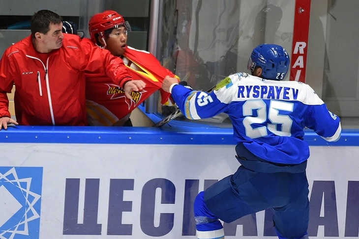 Дамир Рыспаев во время драки на хоккейной площадке