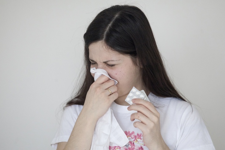 Девушка с насморком