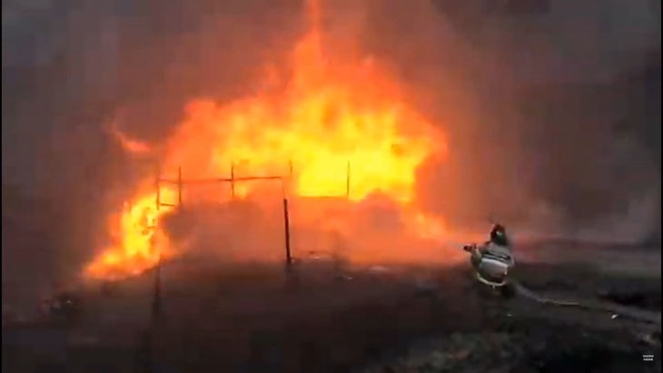 Ростов в огне: пожар в степи унес жизнь пожарного и пока не утихает