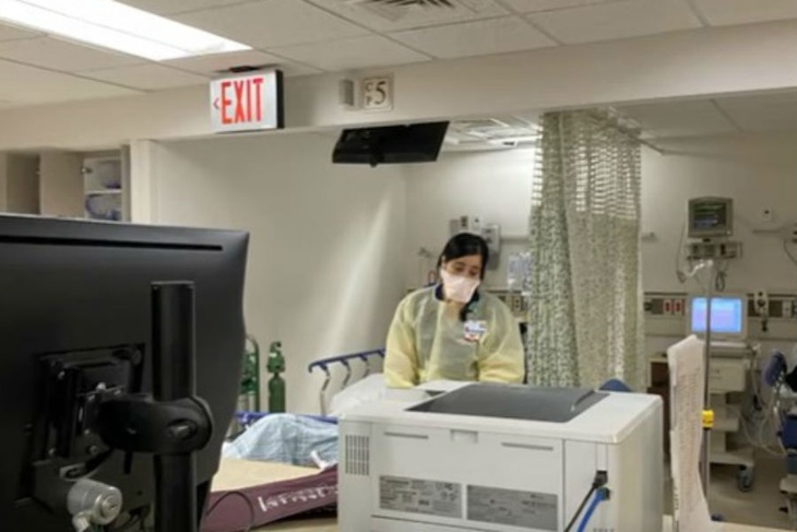 Врач в маске