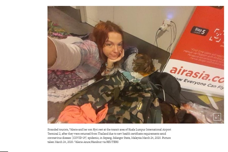 Валерия Азур с сыном в аэропорту Куала-Лумпура