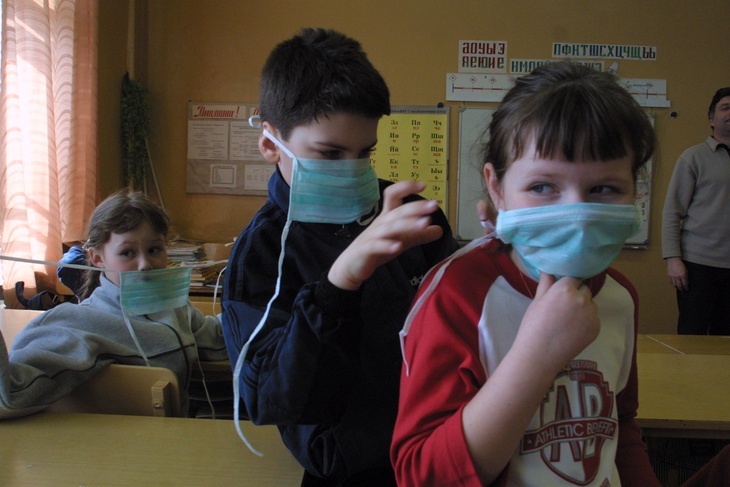 Школьники в масках от вируса