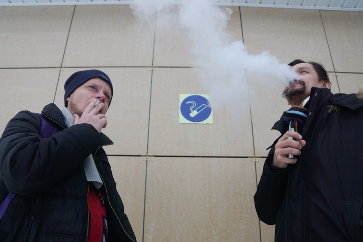 Курение сигареты и вейпа