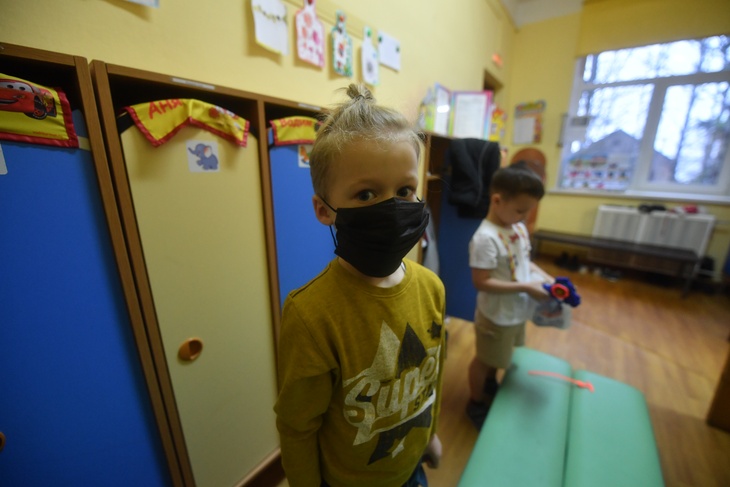 Девочка в маске от коронавируса