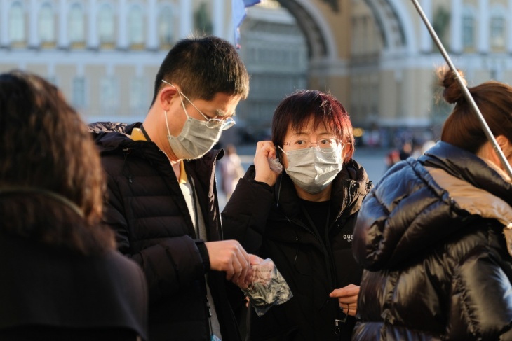 За сутки в Китае коронавирус выявили у 72 человек, приехавших из РФ