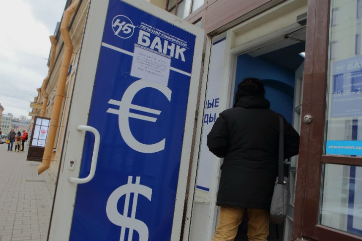 За месяц спрос на кредиты в России упал на 40%