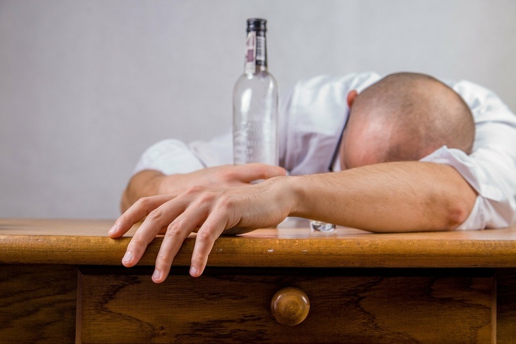 Раздражительность растет: почему нельзя пить в изоляции