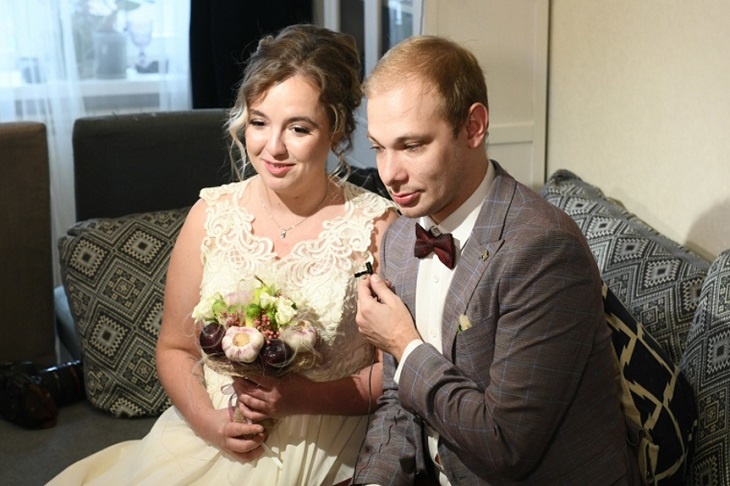 Невеста с чесночным букетом: на Урале прошла онлайн-свадьба