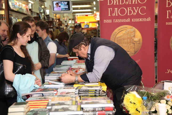 Жители Петербурга стали покупать книги, чтобы получить лопатой
