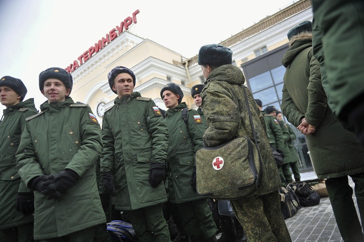 Выпускников школ-2020 освободили от весеннего призыва