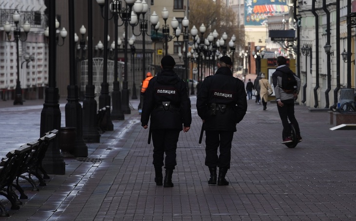Две россиянки побили и покусали полицейских