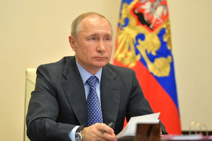 Путин поручил поддержать системообразующие предприятия страны