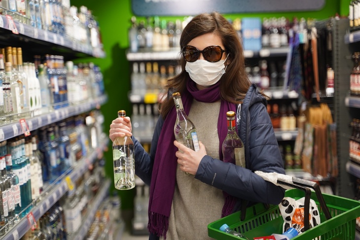 Девушка с бутылками