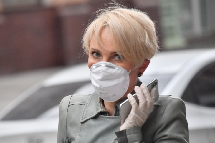 Девушка в маске и перчатках