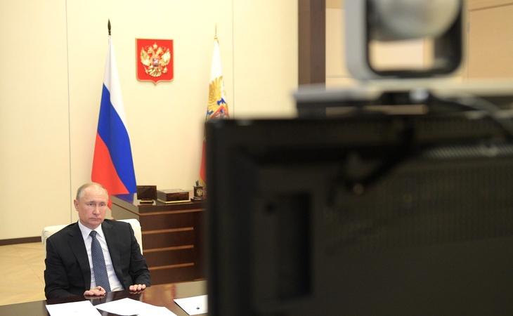 Путин: «Людям не до бюрократических формальностей - продлевайте им документы и пособия»
