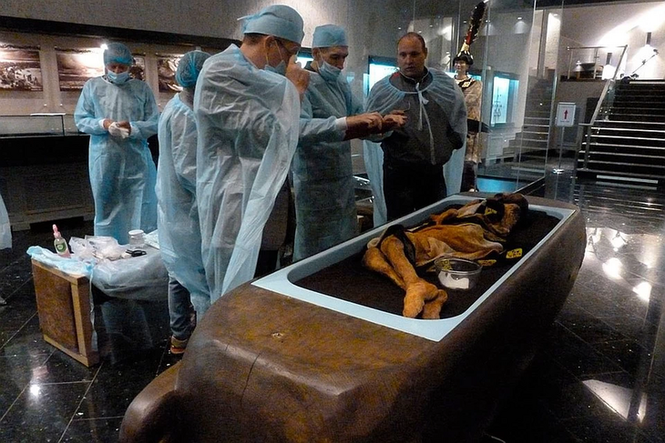 Этнологи и археологи изучают древнюю мумию.