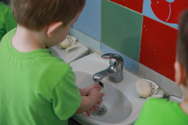 Ребенок моет руки с мылом