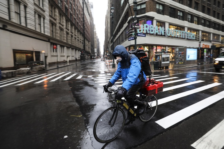 Велосипедист на улицах Нью-Йорка