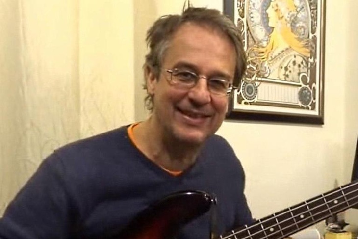 Гитарист, игравший на одной сцене с Дэвидом Боуи, скончался от COVID-19