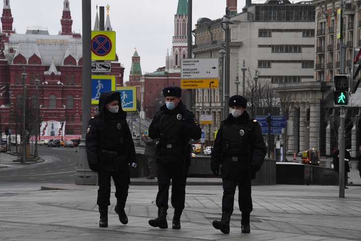 Стражи порядка патрулируют коронавирусную Москву