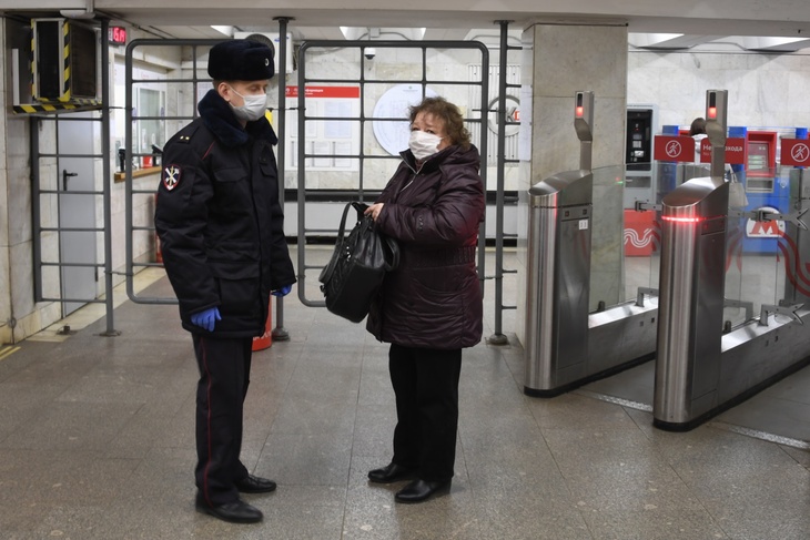 Проверка документов на станции метро Кантемировская