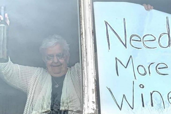 Старушка на локдауне выпила все запасы вина и стала звездой соцсетей