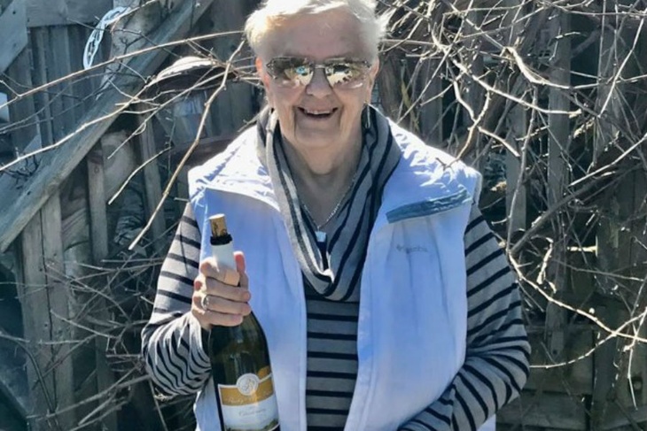 Старушка на локдауне выпила все запасы вина и стала звездой соцсетей