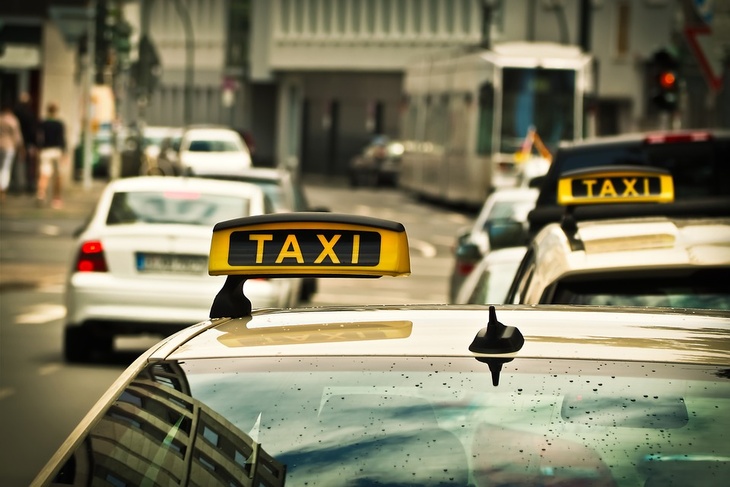 Драка из-за QR-кода: таксист избил пассажирку
