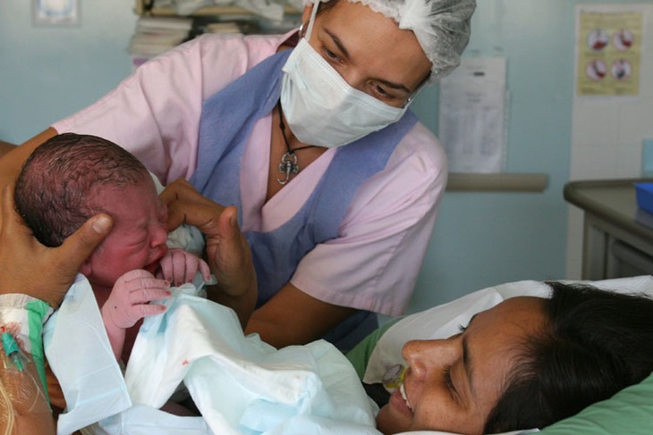 Новорожденный с мамой и врачом