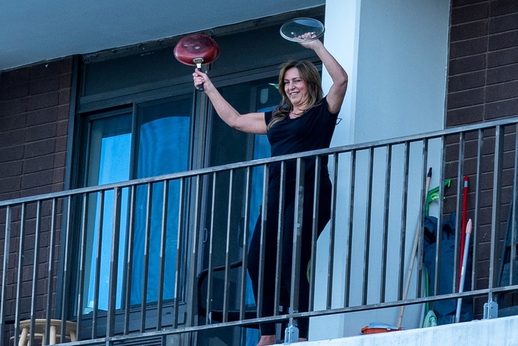 Женщина на балконе