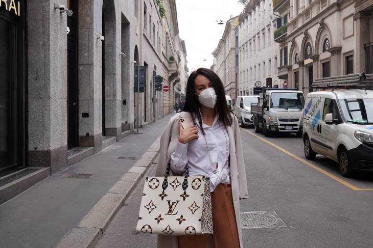 Женщина на улице в Милане. Женщина на улице в Милане.