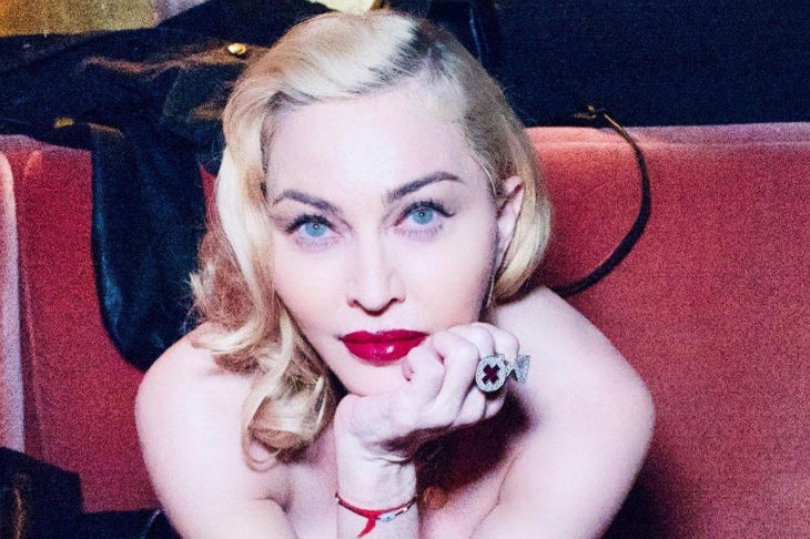 Мадонну раскритиковали за фото в кружевах