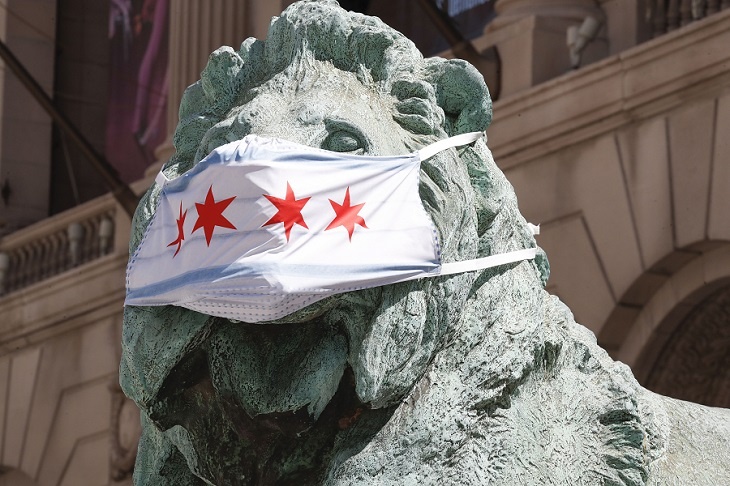 Маски нынче в цене: в Чикаго «раздели» каменного льва
