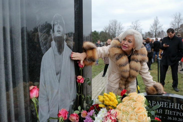 Вдова Николая Караченцова пожаловалась на безденежье