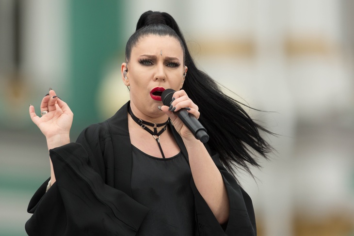 «Липкий стыд»: певица Елка оправдалась за слова о бедности 