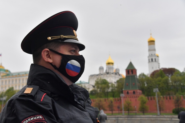 Полицейский на фоне Кремля