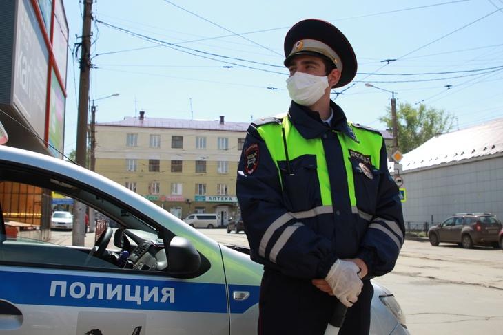 Сотрудник ГИБДД в медицинской маске во время режима самоизоляции