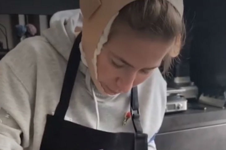 Барановская в прямом эфире с перебинтованным лицом