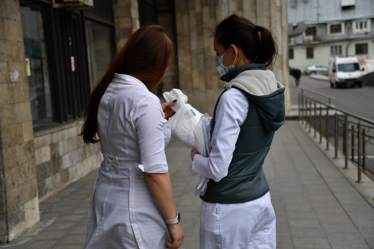 Тульскую медсестру наказали за прозрачный защитный костюм и бикини 