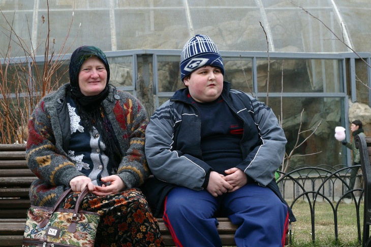 Страдающие ожирением пожилая женщина и мальчик