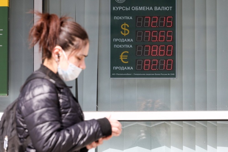 «Под подушку»: почему россияне забирают валюту из банков