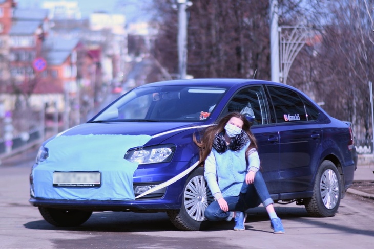 Автомобиль в защитной маске