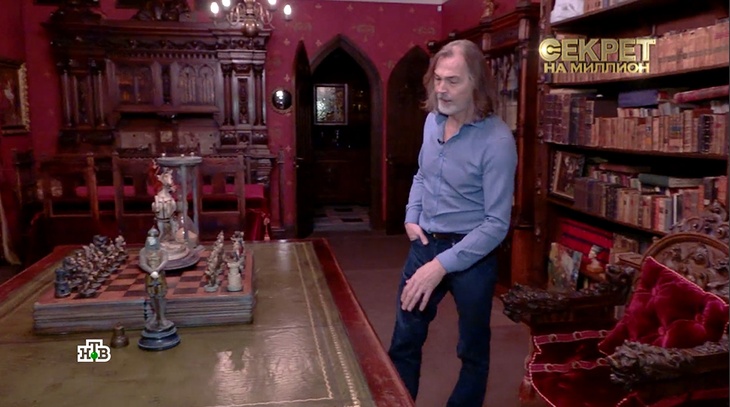 Мебель в библиотеке Никаса Сафронова принадлежала Наполеону