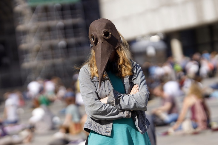 Девушка в самодельной маске чумного доктора